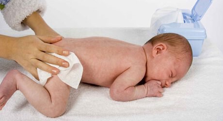Foto einer Mutter bei der Babypflege