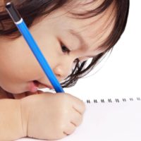 Schreiben und Malen beim Baby