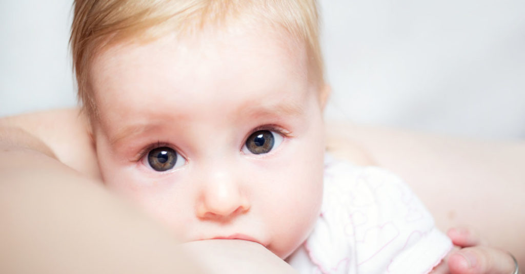 Baby schwitzt beim Stillen