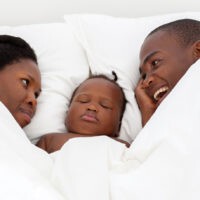 Eltern und Kind im Familienbett? Vor- und Nachteile
