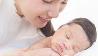Hautkrankheiten bei Babys: Neugeborenenakne, Milchschorf, Storchenbiss & Co