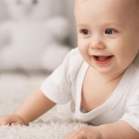 Wann beginnt ein Baby zu krabbeln?