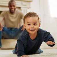 Krabbeln fördern – Bewegung ist  für Babys sehr wichtig