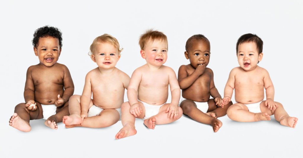 Wann beginnt ein Baby zu sitzen?