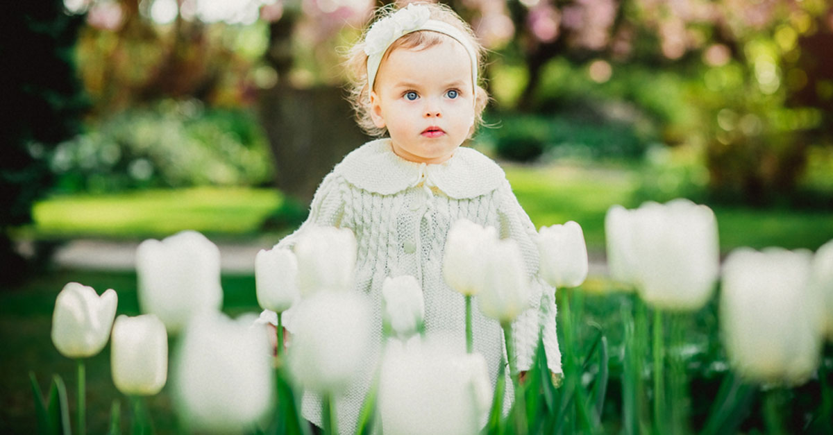 Baby anziehen im Frühling