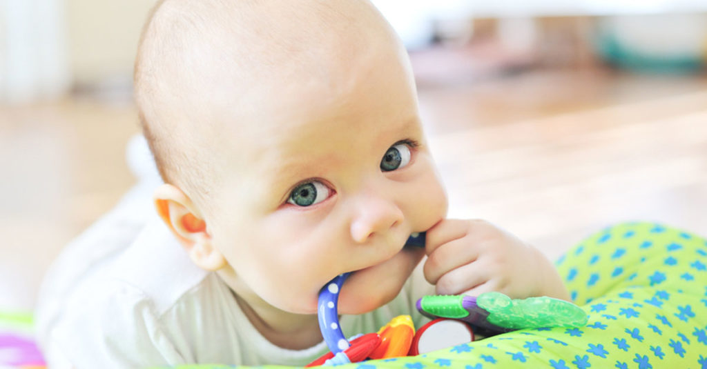 Baby zahnt