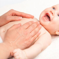 Babymassage beugt Blähungen beim Kind vor