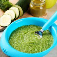 Babybrei mit Obst oder Gemüse