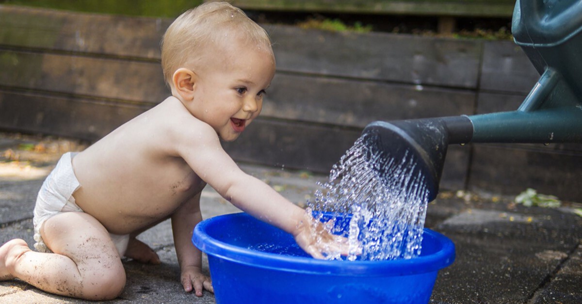 Baby spielt mit Wasser