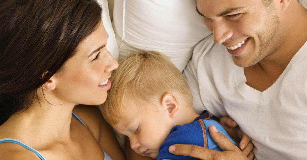 Wie lange sollen Babys im Ehebett schlafen?