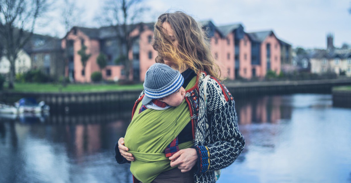 Mutter mit Baby in Tragetuch