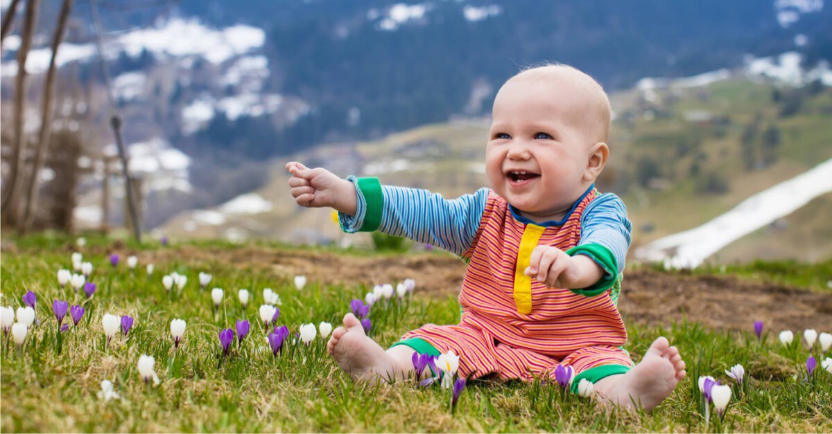 lachendes Baby auf Alm