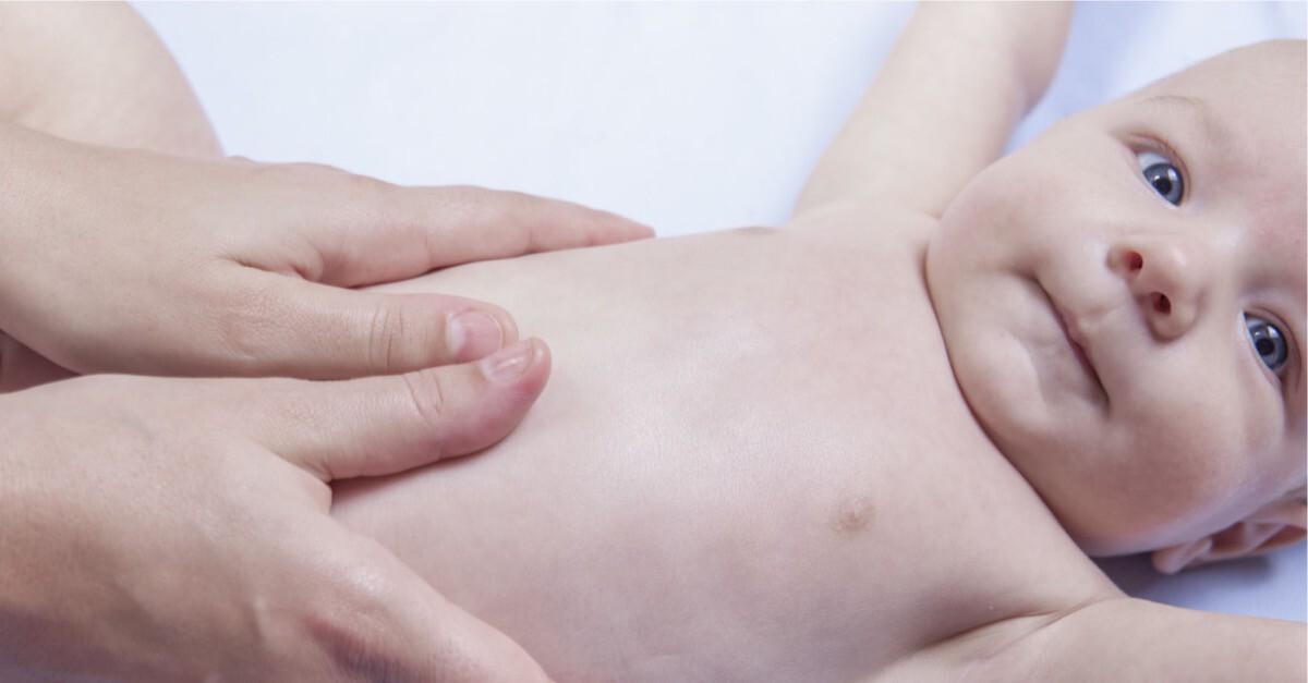 Baby mit Blähungen