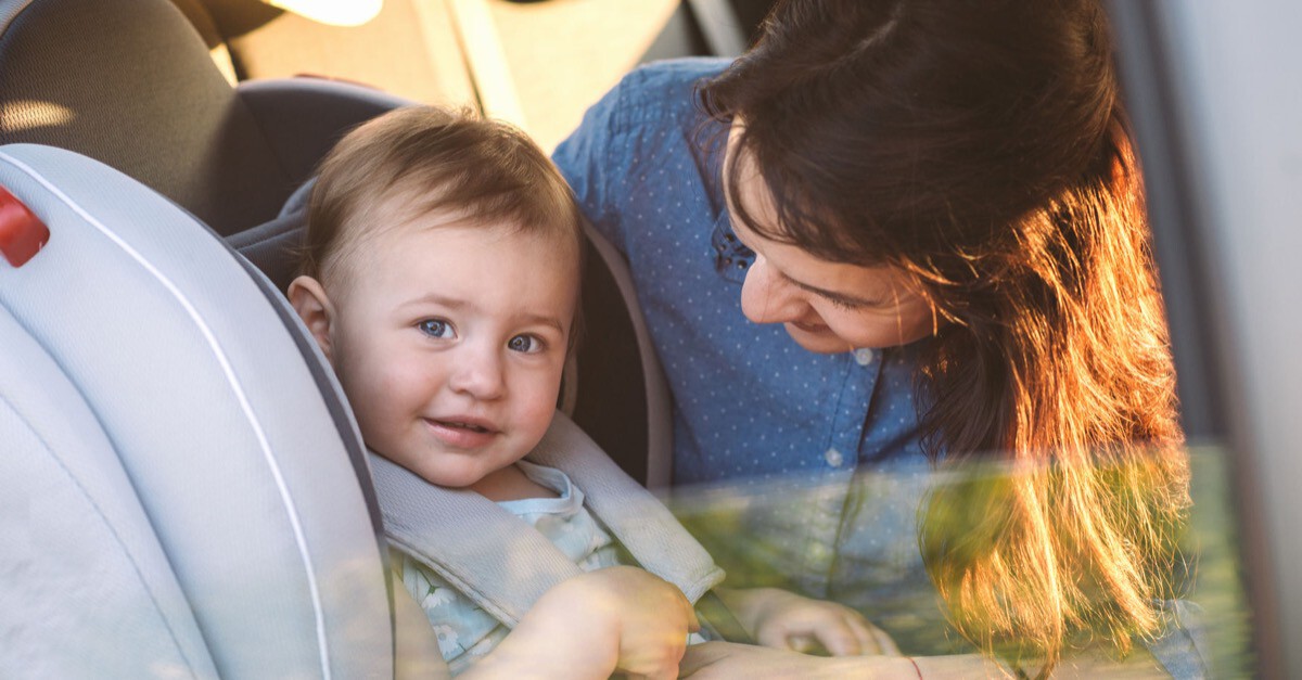 Baby im Kindersitz mit Mutter