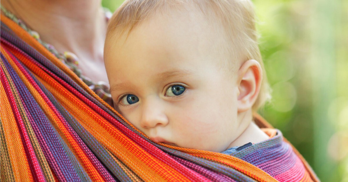Baby in buntem Tragetuch