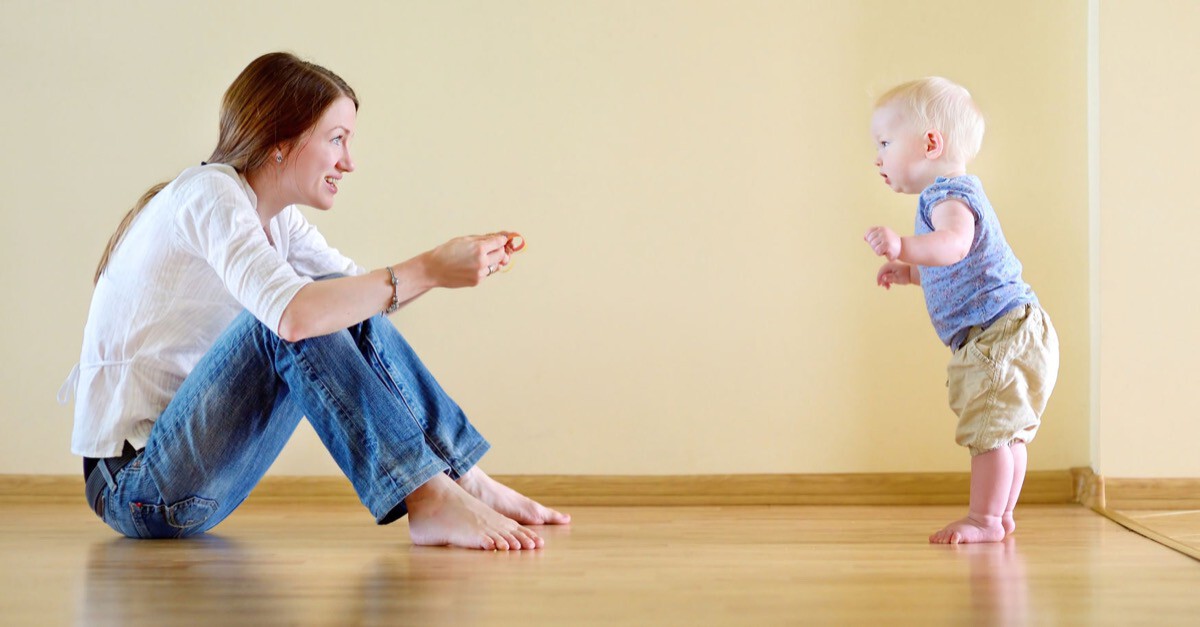 Baby ermutigt Baby zu gehen