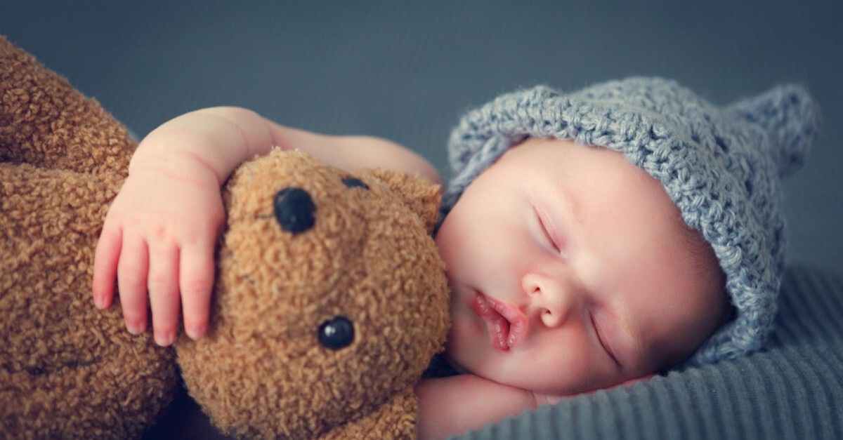 schlafendes Baby mit Teddybär