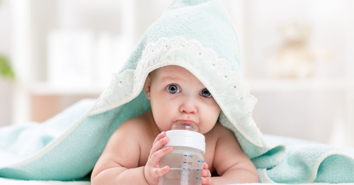 Baby nuckelt an Flasche