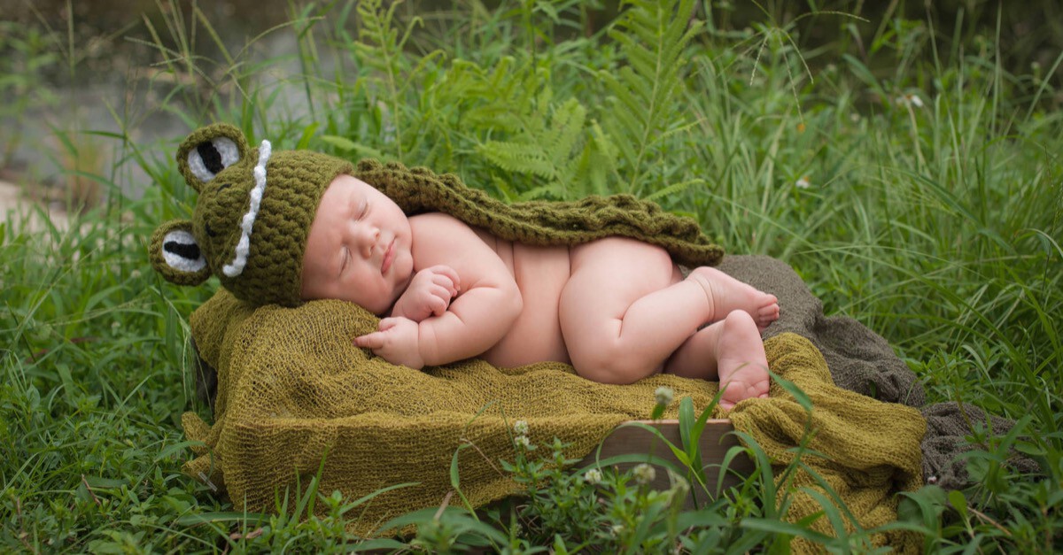 Baby schläft in der Natur