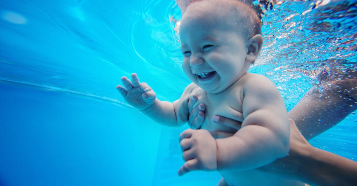 lachendes Baby unter Wasser