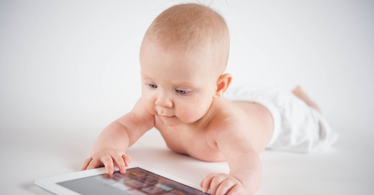 Baby mit Tablet