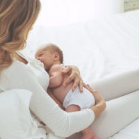 Das richtige Anlegen beim Stillen