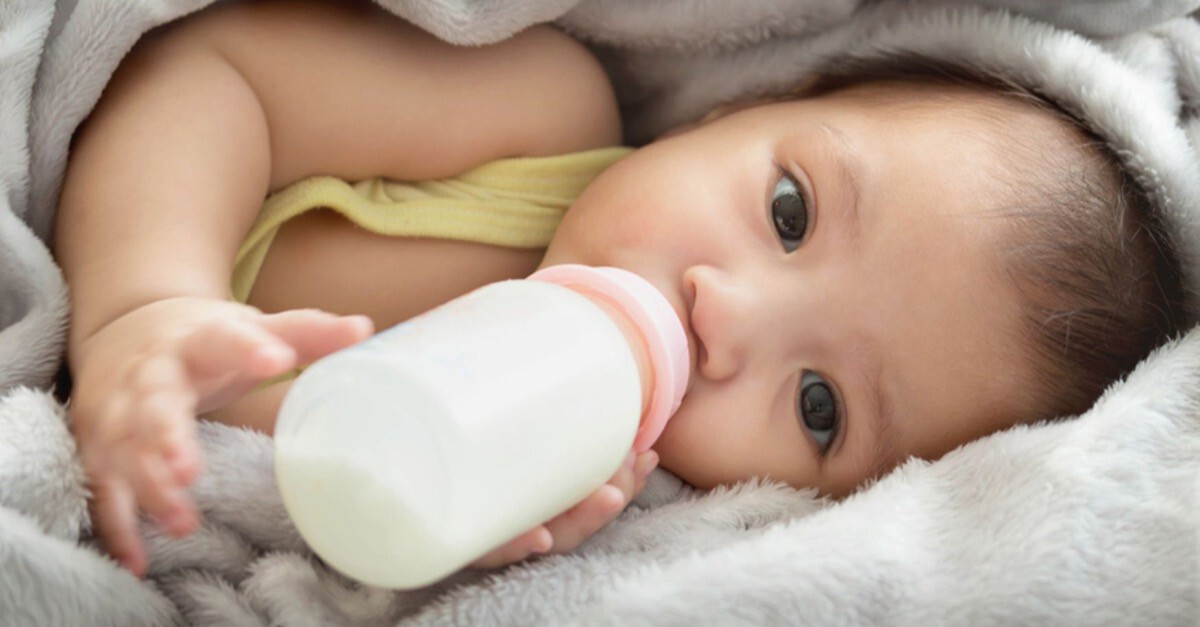 Baby mit Milch