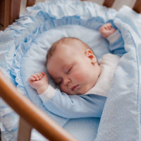 Das richtige erste Bett für ein Baby