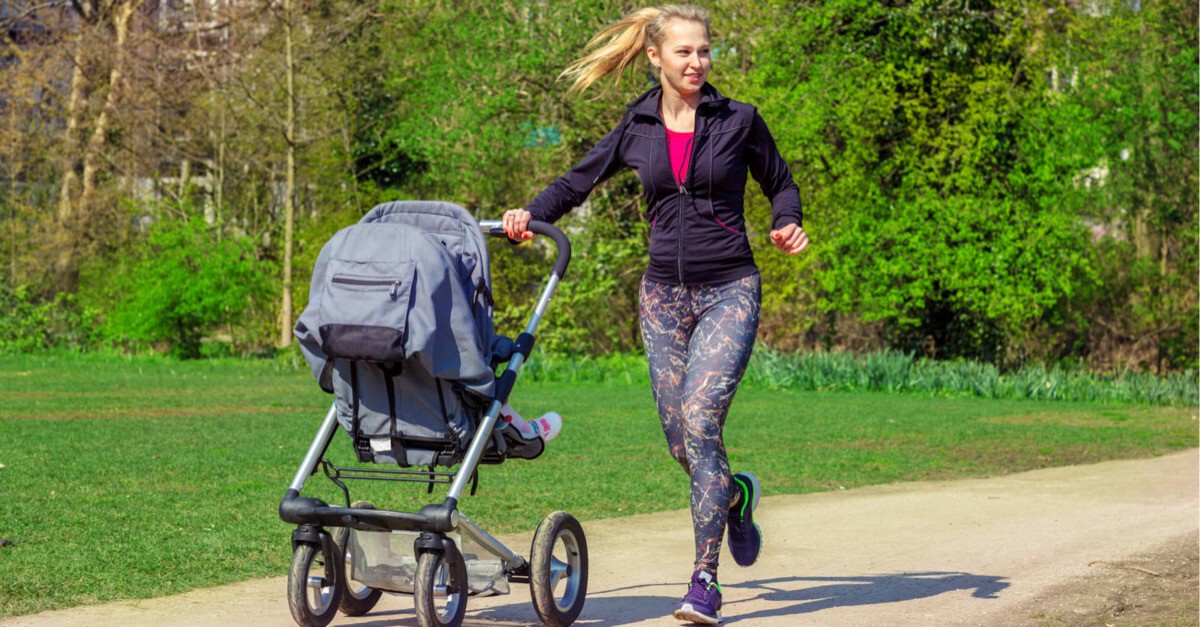 Frau läuft mit Buggy im Park