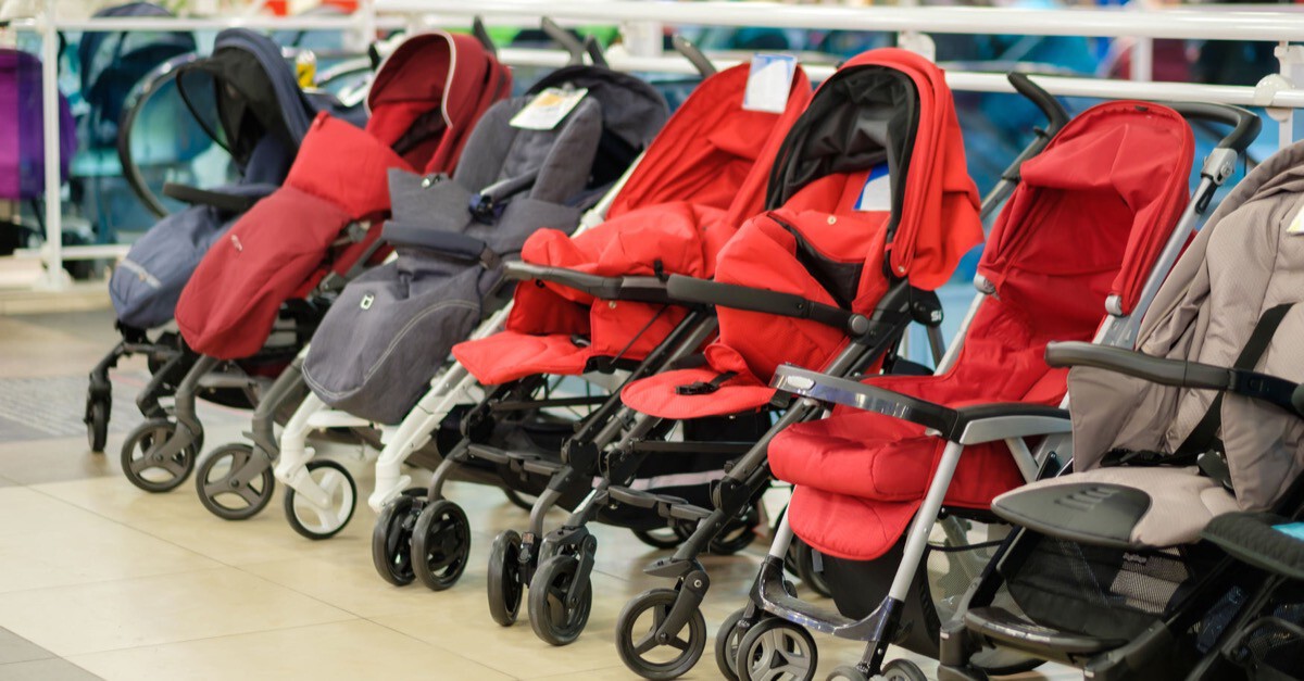 Kinderwagen in einem Kaufhaus