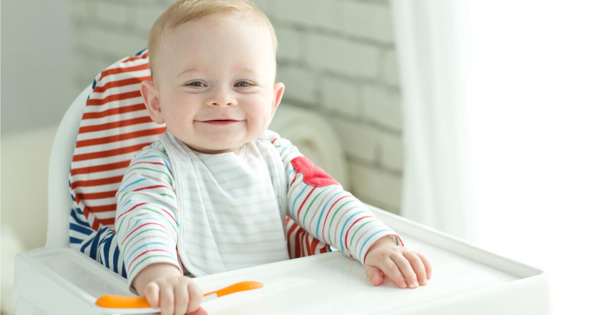 lächelndes Baby mit Löffel