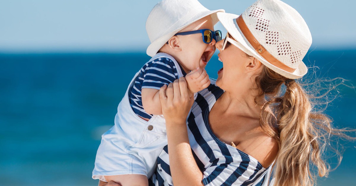 Mutter mit Baby am Strand