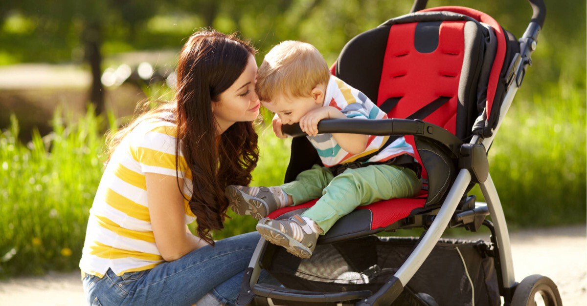 Mutter mit Kind in Kinderwagen