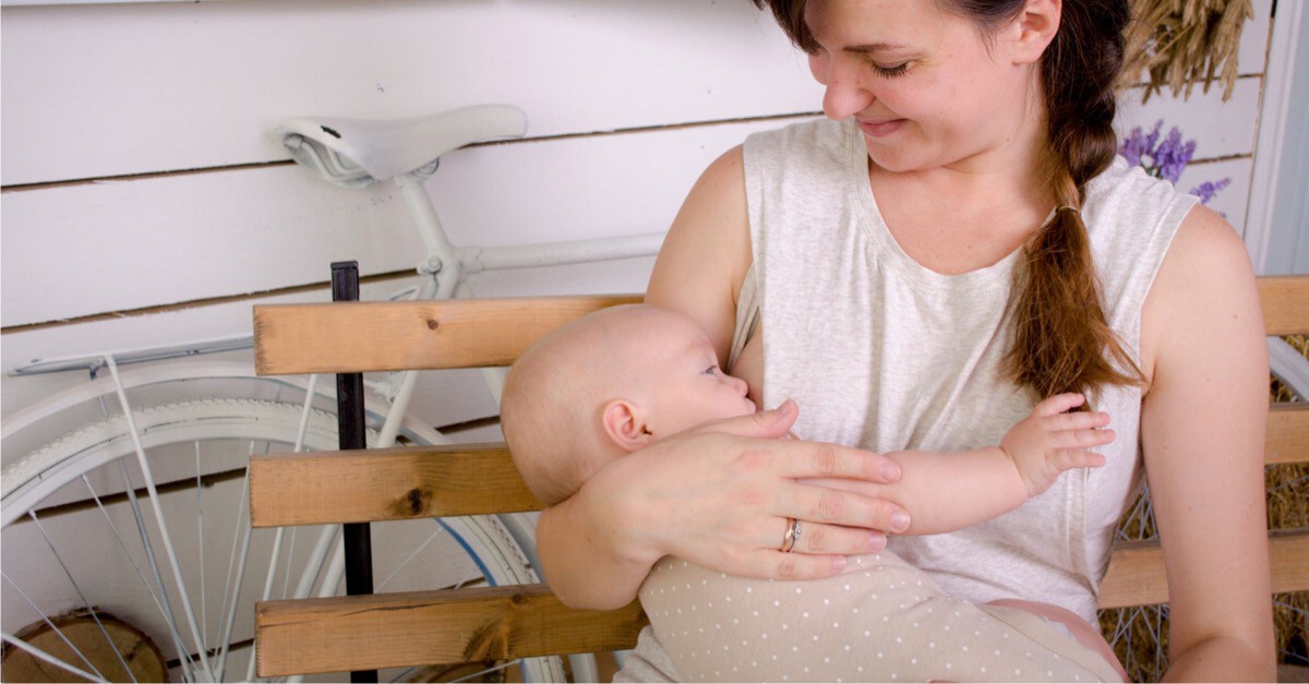 Mutter stillt Baby