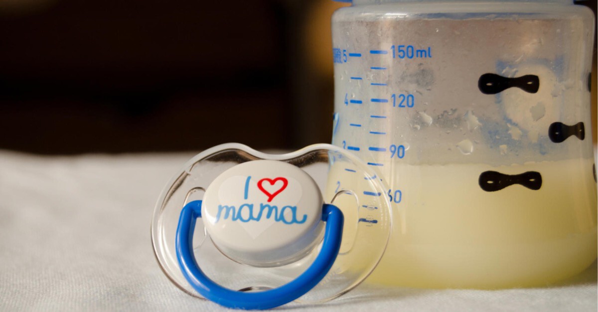 Muttermilch in Fläschchen und Schnuller