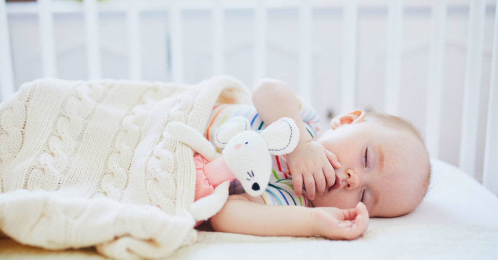 Schlafen - Gefahren im Kinderbett