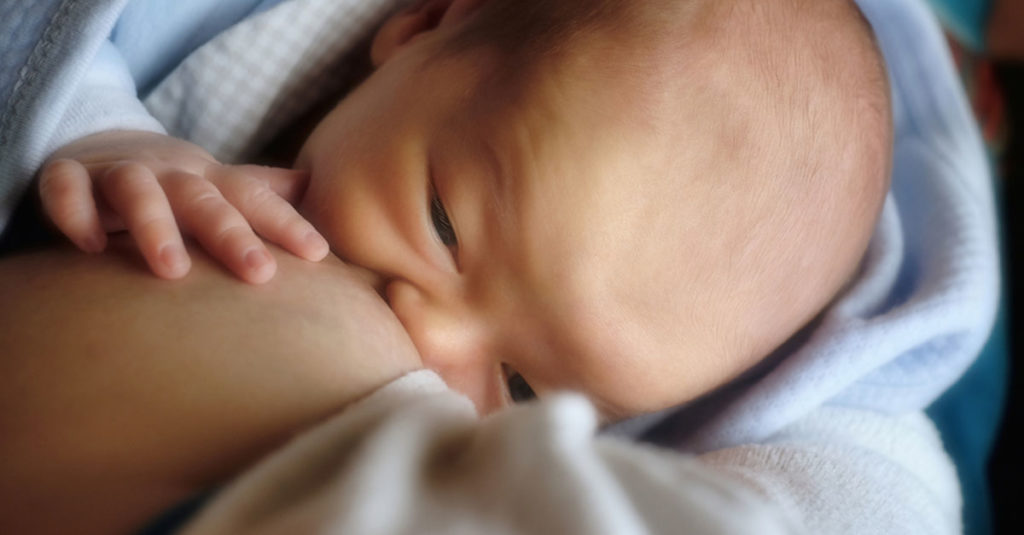 Stillen von Babys mit Spaltfehlbildung