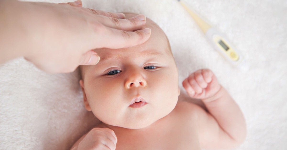 Temperatur fühlen bei Baby