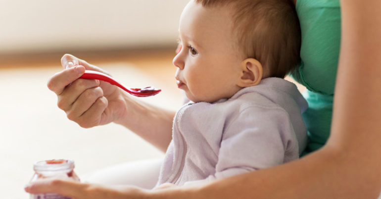 Von Flasche, über Brei, zu normaler Kost - Baby.at