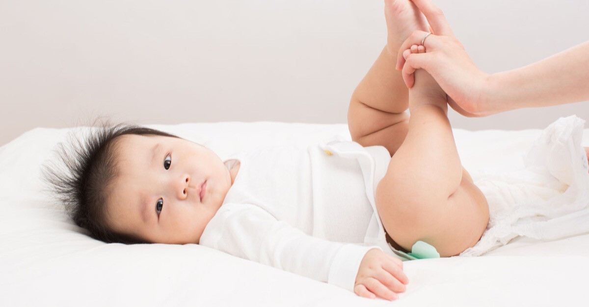 Baby wird Windel gewechselt
