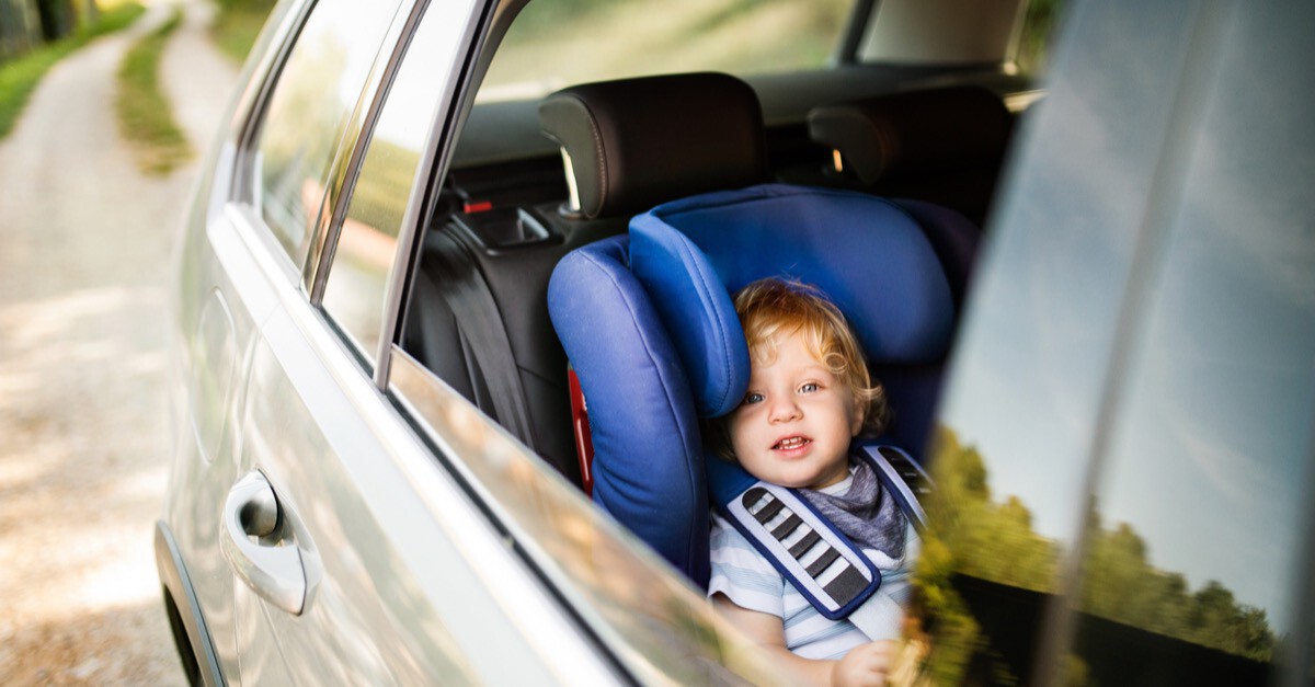 Bub im Auto Kindersitz