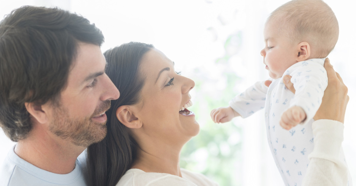 Baby und Famiie nach erfolgreichen Behördengängen