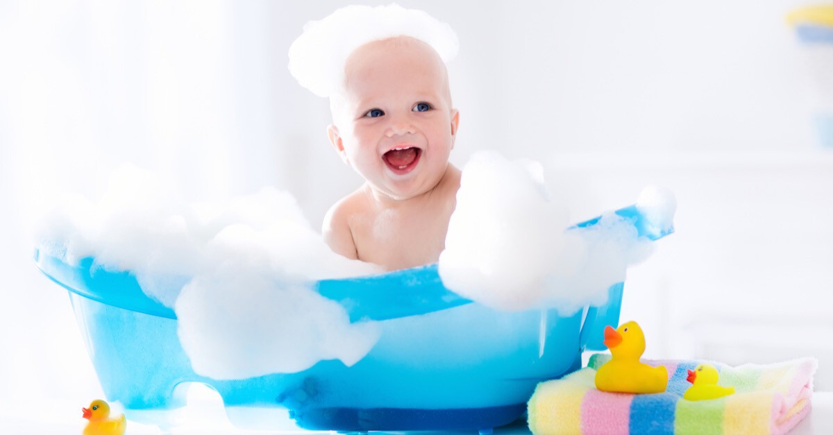 Baby in blauer Badewanne