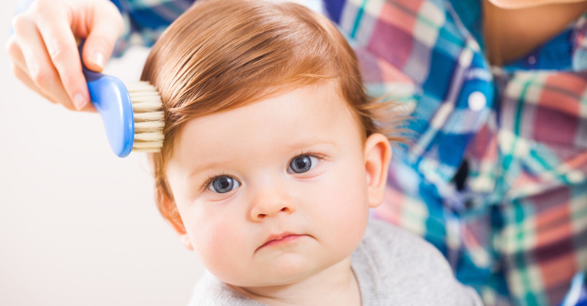 Baby Haare bürsten rothaarig