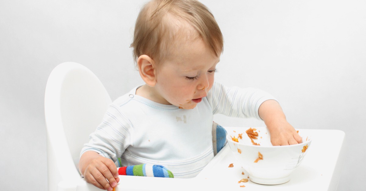 Baby in Hochstuhl aus Plastik