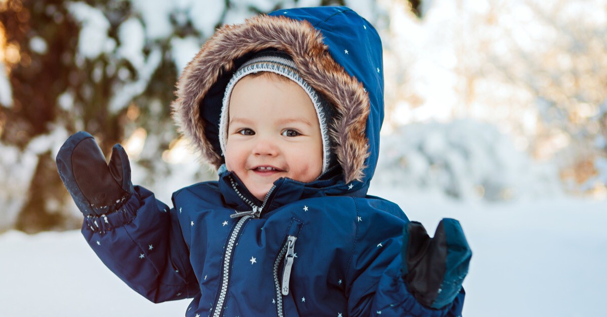 Fröhliches Baby im Winter ist gut geschützt