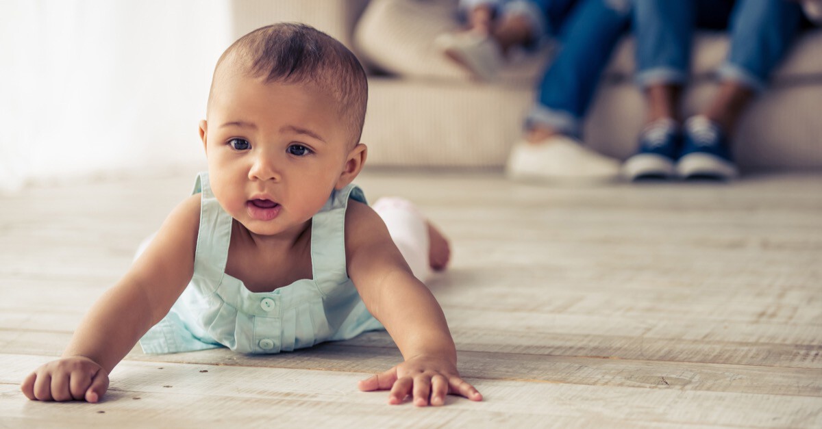 Baby versucht zu krabbeln