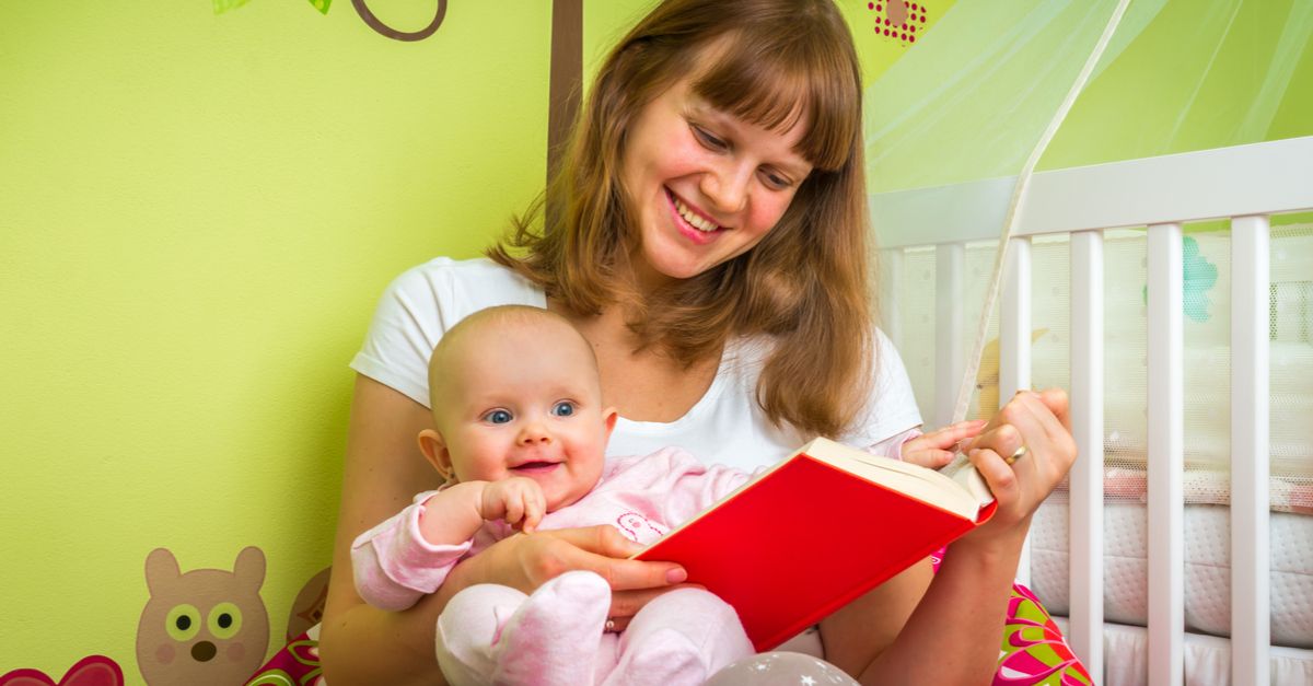 Mutter hält Buch und Baby