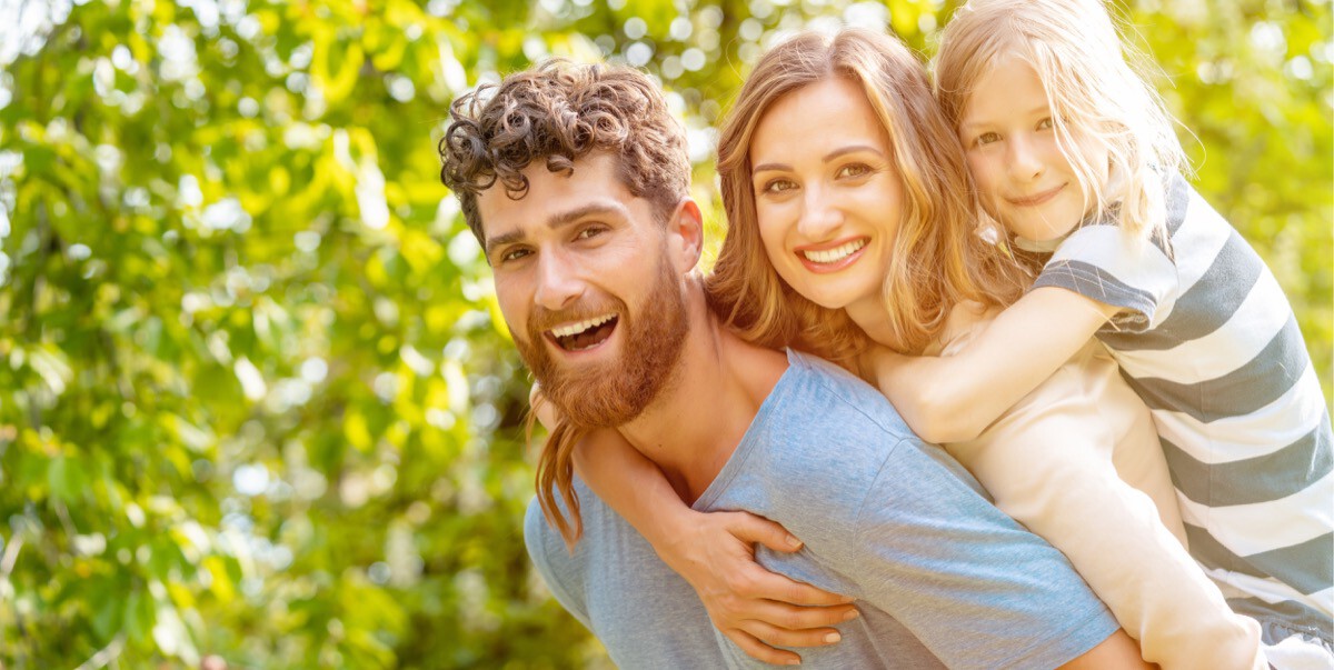 Familie freut sich auf die Zukunft