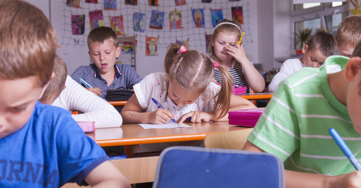 Kinder lernen in der Schule